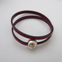 Pulsera de cuero y cierre iman con baño de plata VRS500
